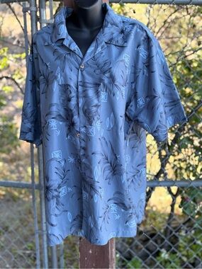 Men’s Casual Shirt By Bill Blass size